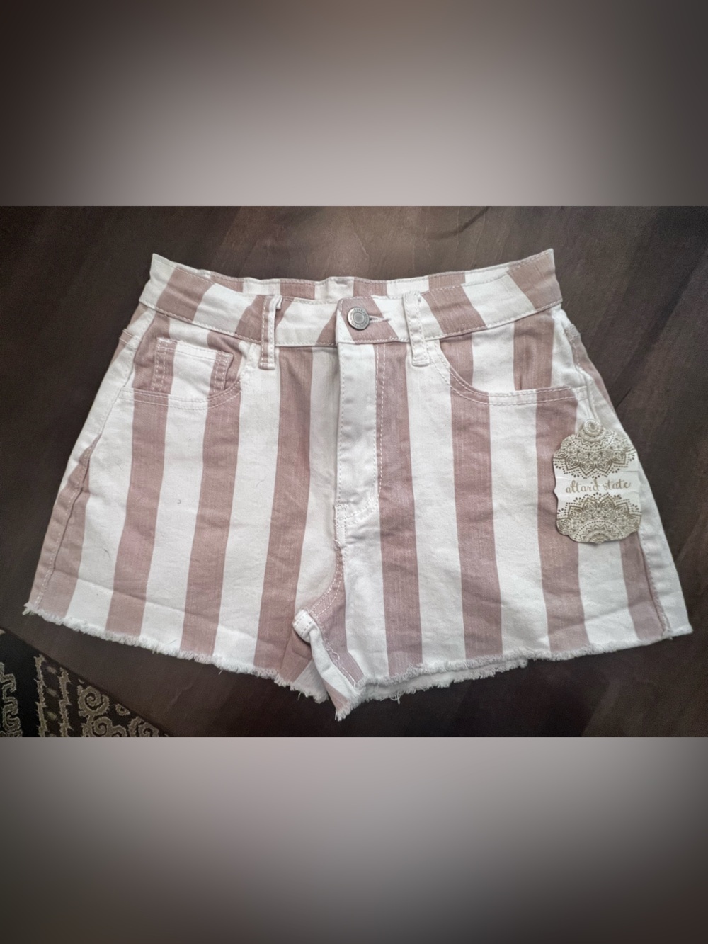 ALTAR’D STATE DENIM SHORTS PINK & OFF WHITE
SIZE XS. 5 POCKETS, BELT LOOPS   NWT